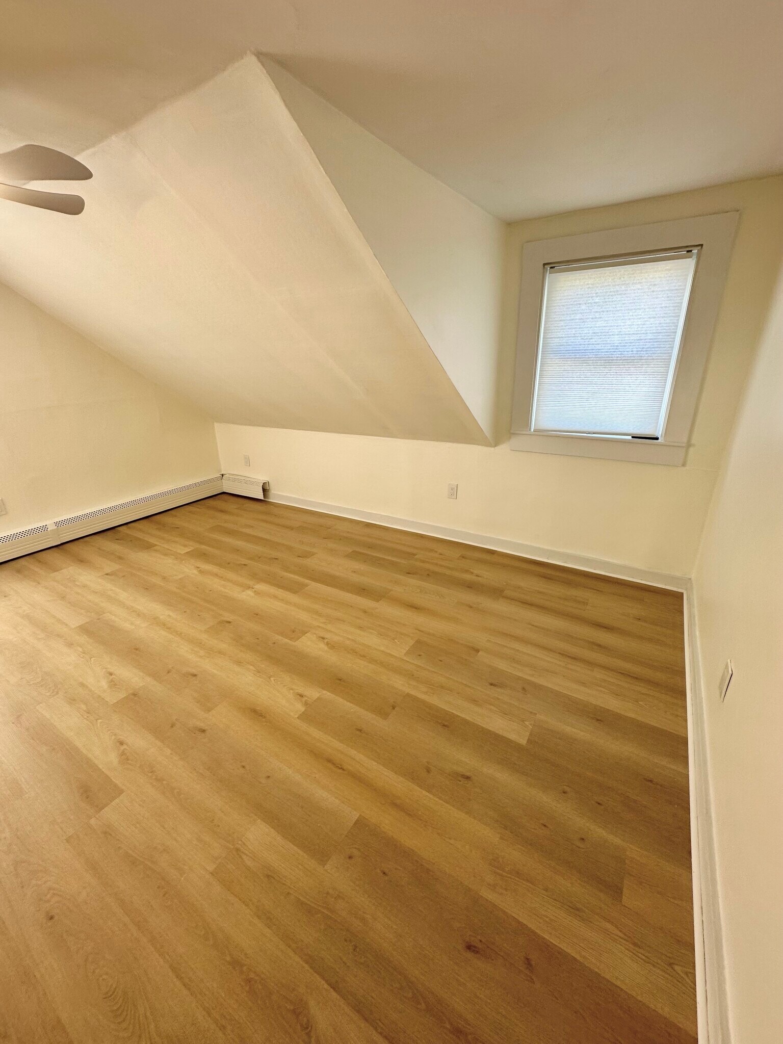 Building Photo - 122 Larch St