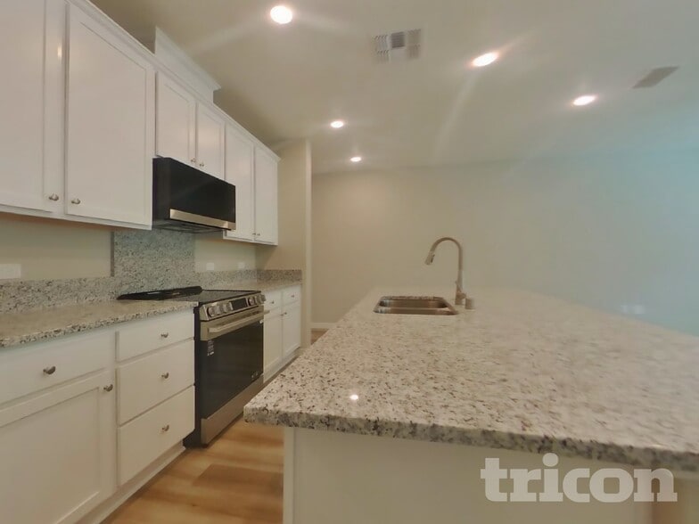 Building Photo - 6 Adella Pl