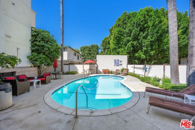 Building Photo - 12801 Moorpark St