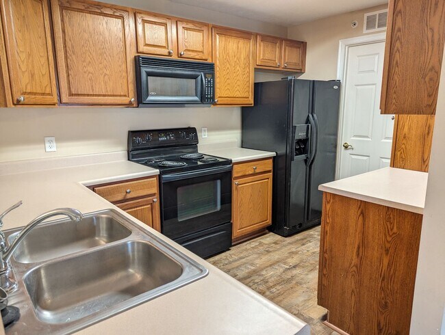 Building Photo - AVAILABLE SOON - Convenient 2 Bed/2 Full Bath Condo in Beavercreek!