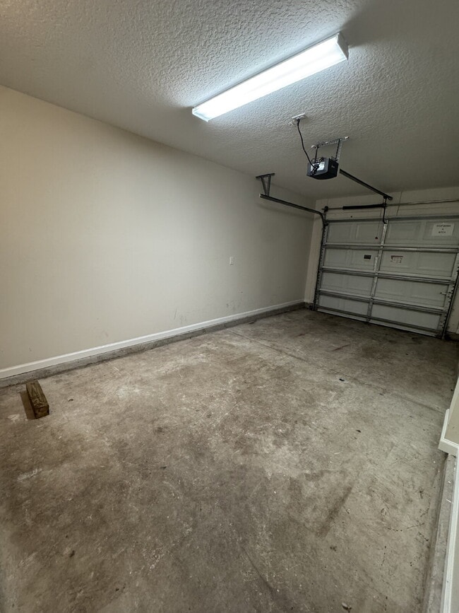 Building Photo - 4 bedroom 2.5 bath townhome with 1 car att...