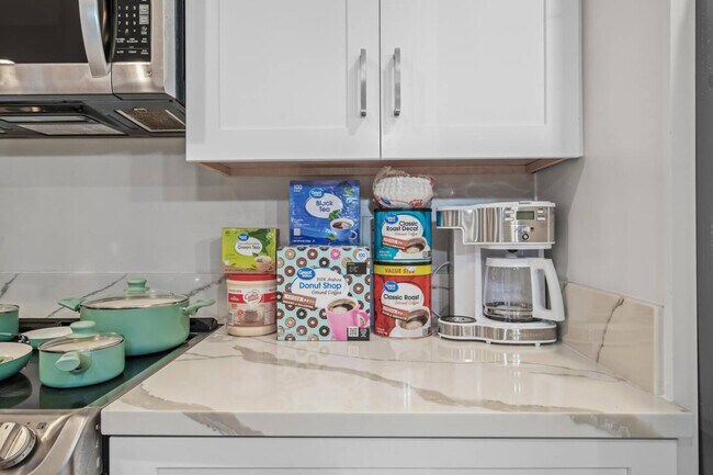 Building Photo - 13075 Old West Ave