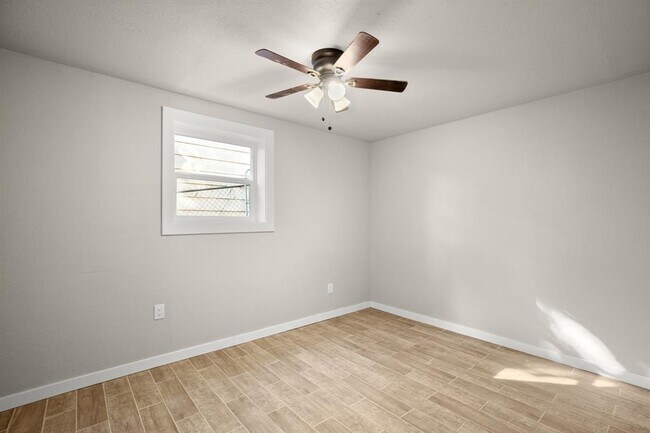 Building Photo - 402 Twin Elm Dr