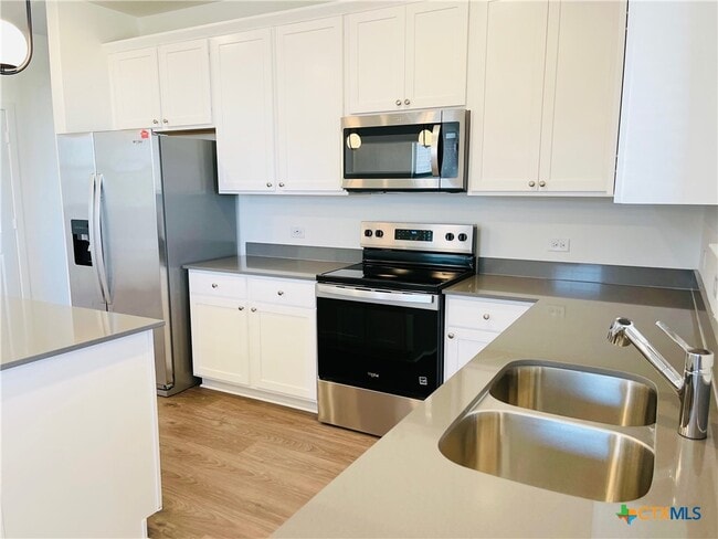 Building Photo - 914 Childress Dr