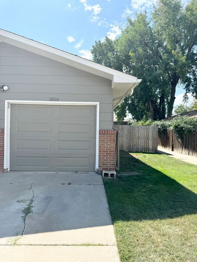 Building Photo - GREAT LOCATION! 2Bed, 1 Bath Bright and Sp...
