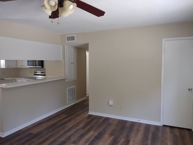 Building Photo - 102 Libby Cir