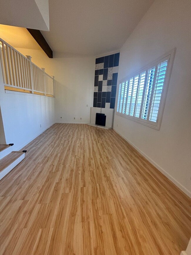 Building Photo - Amazing Spacious 2 Bedroom Condo in the He...