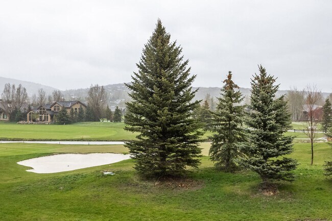 Building Photo - Conveniently Located Racquet Club Condo