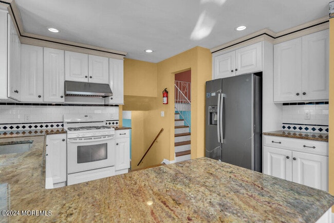 Building Photo - 691 Sussex Ct