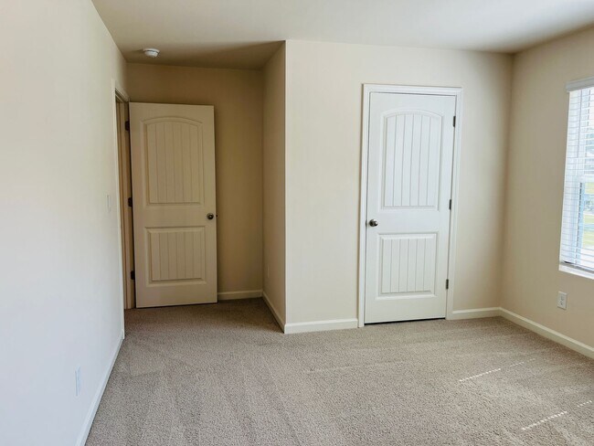 Building Photo - WOW! 5 bedrooms, 4.5 baths with a guest be...