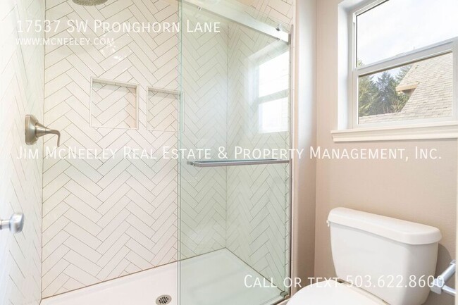 Building Photo - 17537 SW Pronghorn Ln