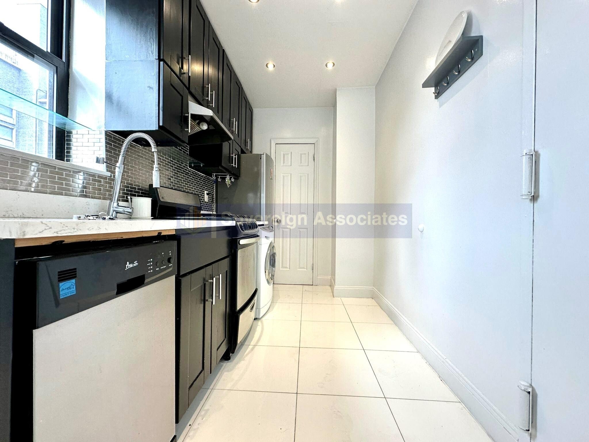 Building Photo - 109 W 105th St