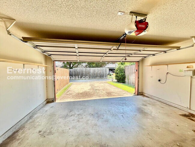Building Photo - 3 Bed, 2 Bath with Fenced Yard & Garage / Pet-Friendly / Available Now!