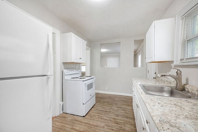 Building Photo - 2-bedroom, 1-bathroom duplex is located in...