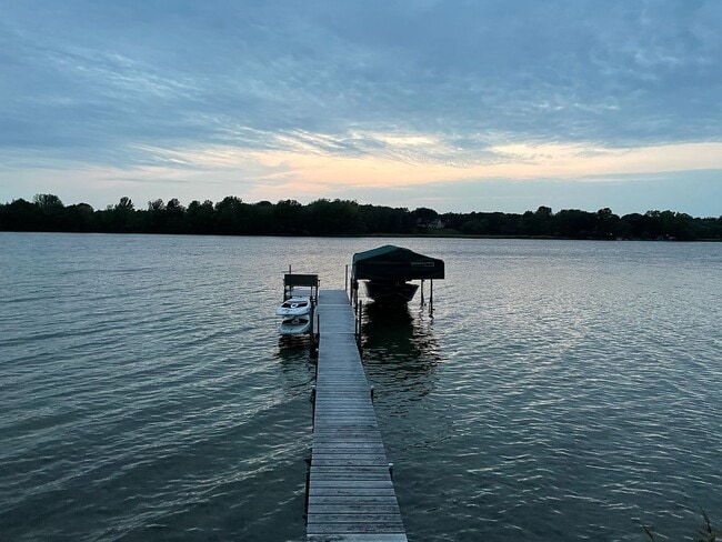 Building Photo - Lakefront property with 2 bedroom, and 1 bath.