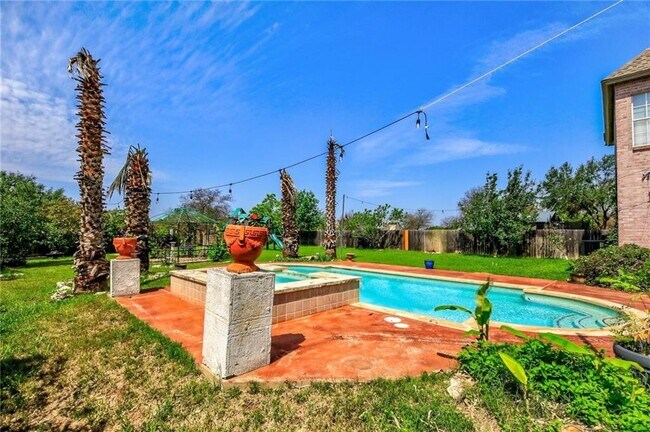 Building Photo - 2315 Little Tree Bend