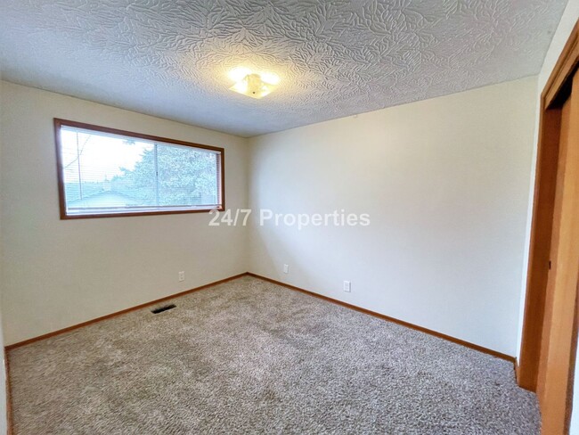 Building Photo - Gladstone Single-Level Home - 3BD I 1.5BA