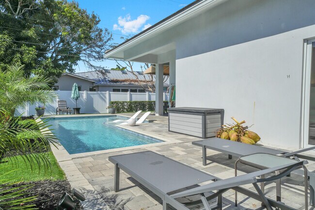 Building Photo - 875 SE 13th Ave