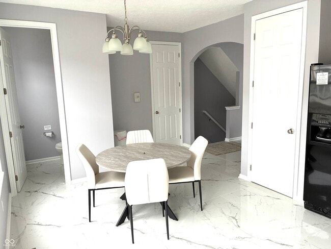 Building Photo - 328 W Main St