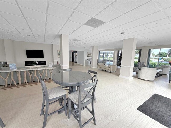 Building Photo - 405 N Ocean Blvd