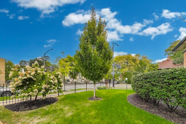 Building Photo - 1601 W Touhy Ave