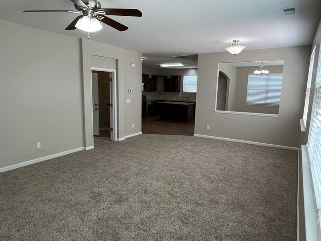 Building Photo - Great 4 Bed Home in Desired Winding Walk C...