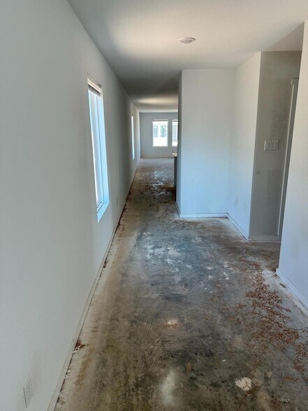 Building Photo - 1024 Good Pr Ave