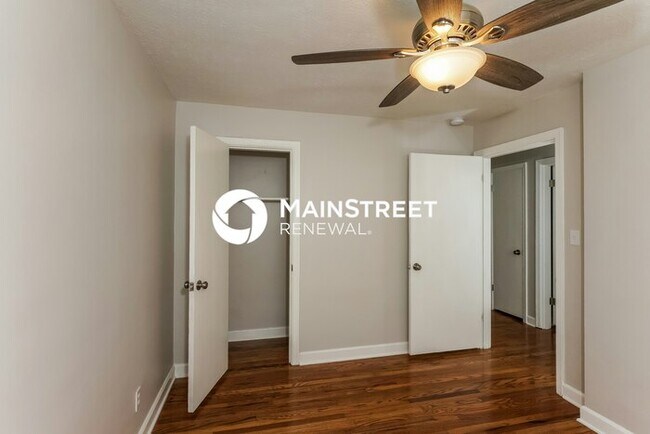 Building Photo - 3 Bedroom Pet-Friendly Home in LOUISVILLE, KY with Main Street Renewal