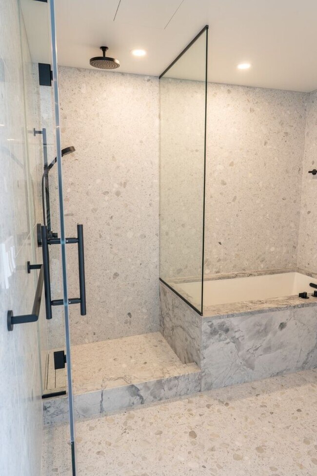 Building Photo - 2Bd/2Ba Seattle Condo