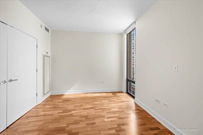 Building Photo - 744 N Clark St