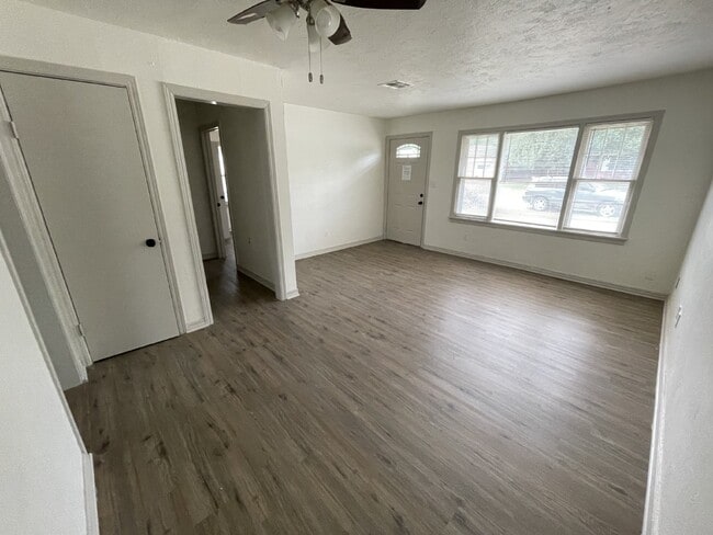 Building Photo - 3b, 1b Home in The Village