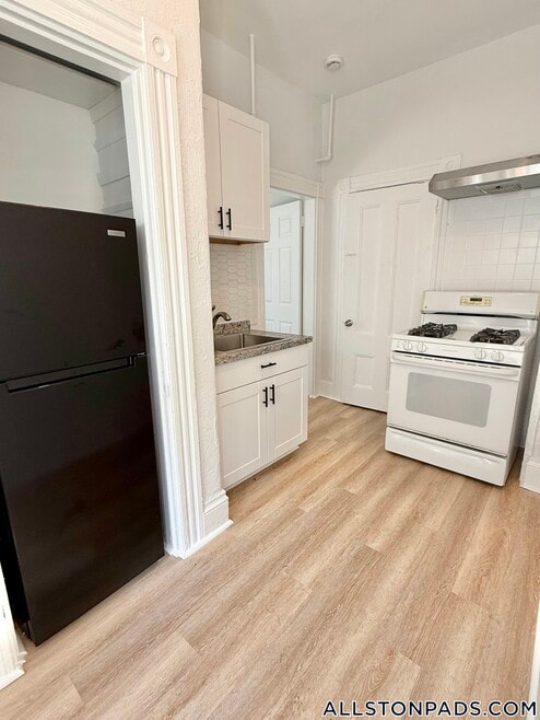 Building Photo - 8 Greylock Rd