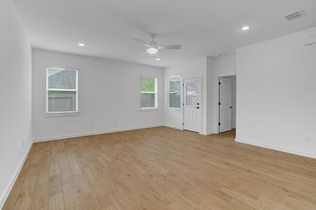 Building Photo - 8438 Bay Rdg Cir