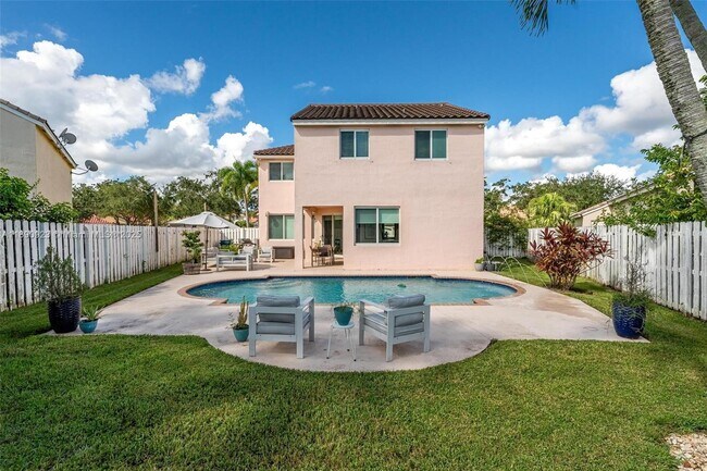 Building Photo - 925 Briar Ridge Rd