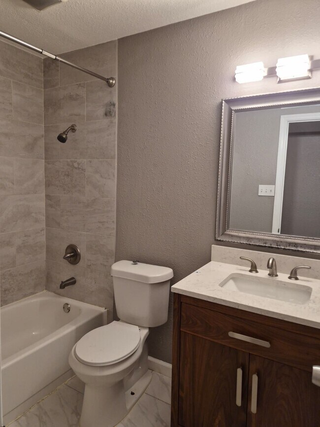 Building Photo - 15735 Munson Ln