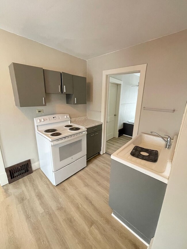 Building Photo - 606 N 60th Ave W