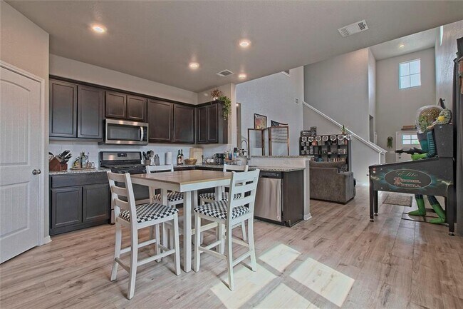 Building Photo - 513 Shiner Ln