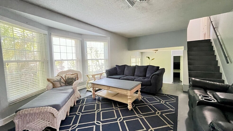 Living / lounging area - 2025 S Ocean Dr