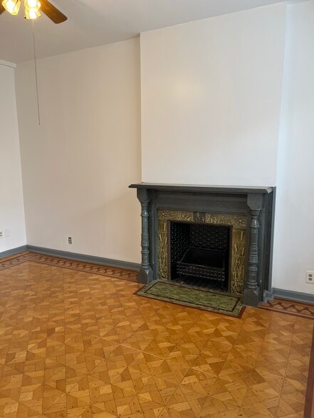 Ornamental fire place - 43 First Street, Albany NY, USA