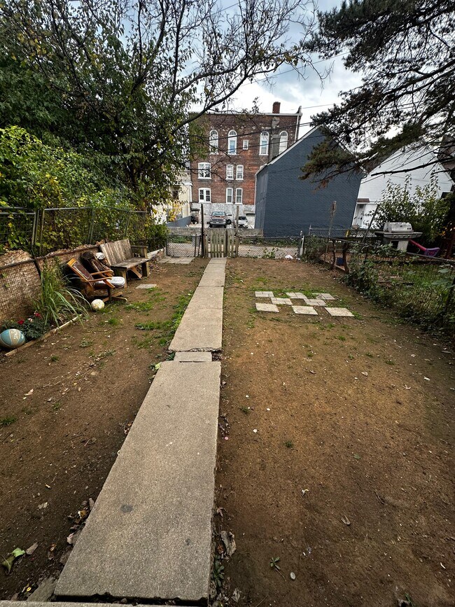 Building Photo - 626 Oak St