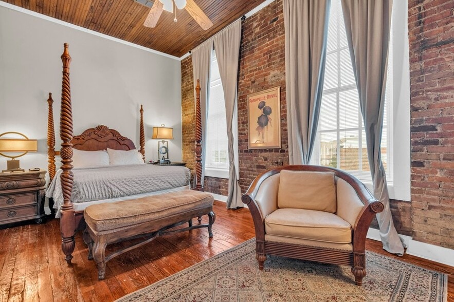 Building Photo - 515 College St