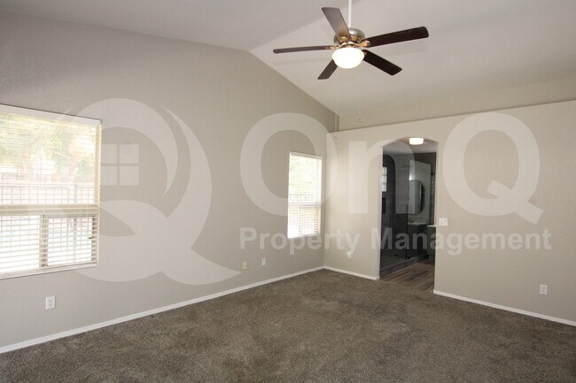 Building Photo - 545 S Ash St