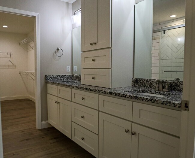 Building Photo - 249 Oak Grove Cir