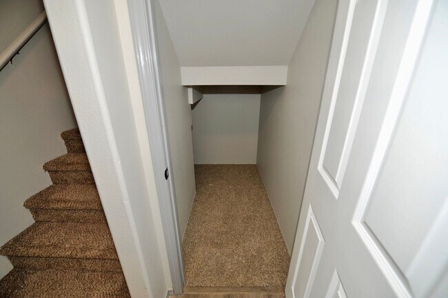 Building Photo - 3 bed 2 bath townhome