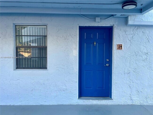 Building Photo - 9440 Fontainebleau Blvd