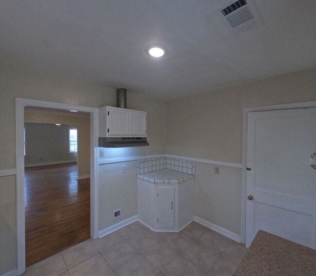 Building Photo - Renovated 3 Bed 1 Bath