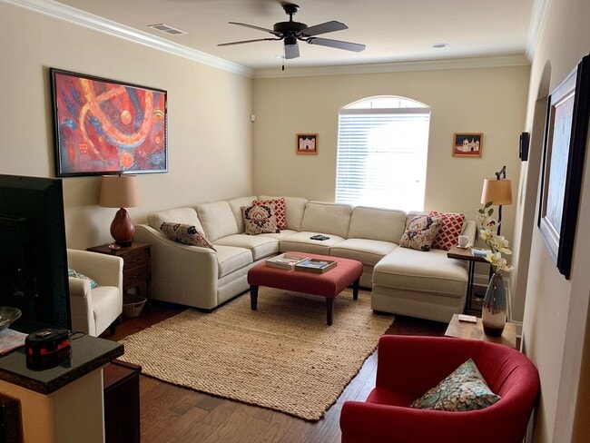 Building Photo - FULLY FURNISHED 3 bed 3.5 bath condo near pool in desirable Creekside neighborhood!