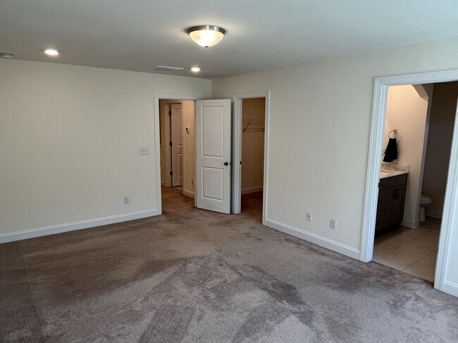 Building Photo - Newer 3 Bed + Loft Townhome in Davis Lake ...