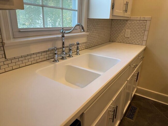 Building Photo - Medical District Location, Fenced Yard, an...