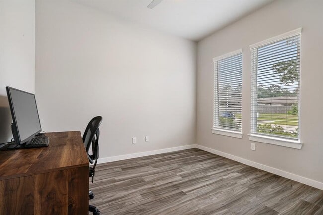 Building Photo - 14261 Lake Lodge Dr